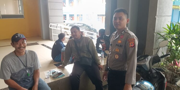 Berdialog Dengan Warga, Unit Samapta Polsek Cisaat   Dialogis Berikan Himbauan Kamtibmas