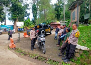 Personil Polsek kadudampit Melaksanakan giat Pengamamanan tempat wisata situgunung.