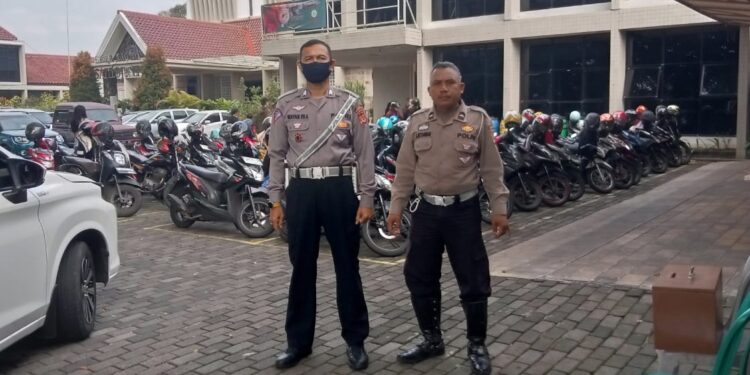 Polsek Cikole Laksanakan Giat Pengamanan Gereja