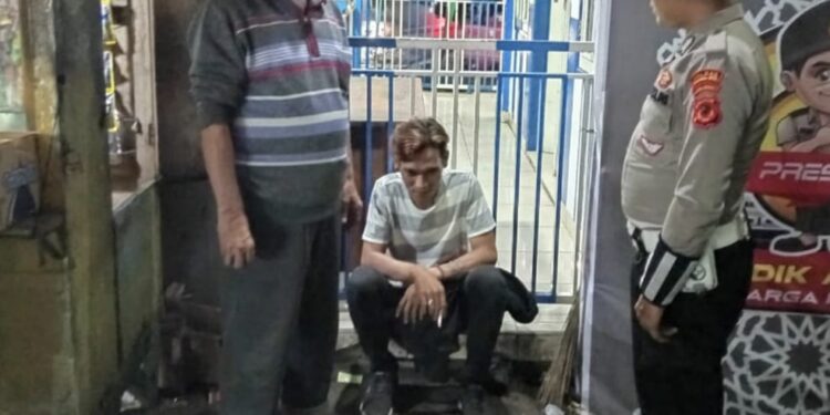 Bripka Edi Wahyudin Berikan Sosialisasi Dikmas Lantas kepada Pengguna Jalan dan Ojek Online di Sukaraja