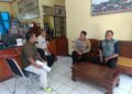 Sinergitas TNI – Polri, Bhabinkamtibmas dan Babinsa Polsek Warudoyong Laksanakan Sambang ke Kantor Kelurahan