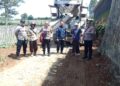 Unit Binmas Polsek Kebonpedes Gotong Royong Bersama TNI (TMMD) Perbaikan Jalan Kampung Ulu Ulu Desa Cisarua
