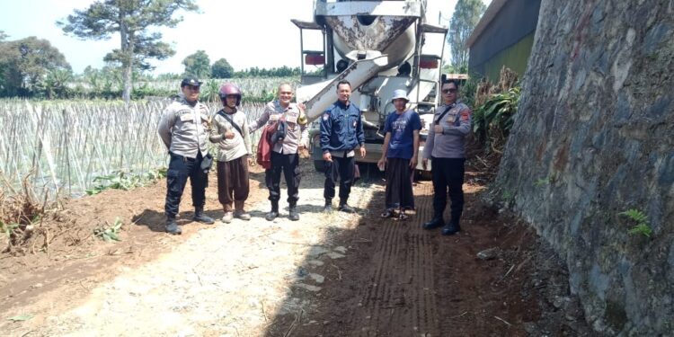Unit Binmas Polsek Kebonpedes Gotong Royong Bersama TNI (TMMD) Perbaikan Jalan Kampung Ulu Ulu Desa Cisarua