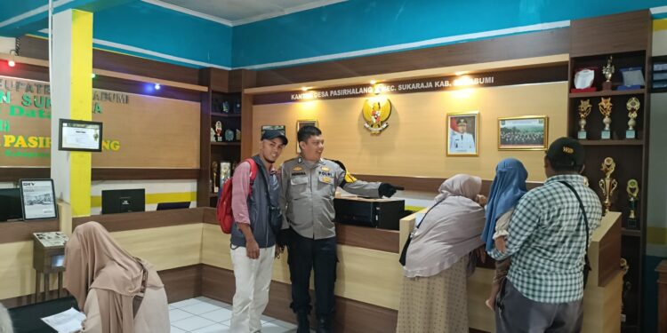 Bhabinkamtibmas Sukaraja Rutin Sambangi Desa Binaan, Jalin Silaturahmi dan Sampaikan Pesan Kamtibmas