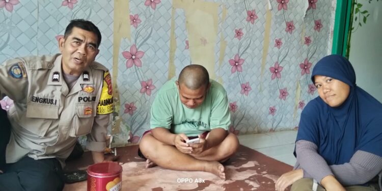 Sambangi Warganya di Siang Hari, Bhabinkamtibmas Sampaikan Imbauan Kamtibmas