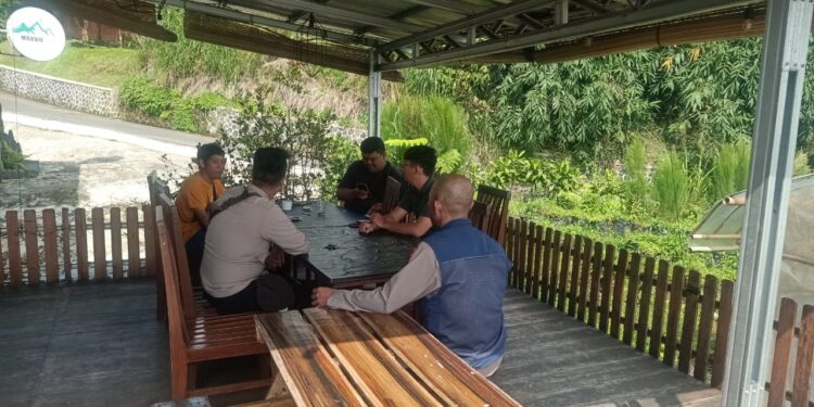 Bhabinkamtibmas Desa Perbawati Kecamatan Sukabumi Dialogis dengan Tokoh Masyarakat untuk Jaga Kamtibmas