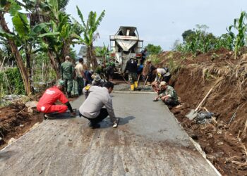 Sinergitas TNI-Polri dan Masyarakat, Polsek Sukaraja Dukung TMMD ke-124 di Desa Cisarua