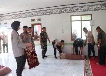 Bakti Religi Jelang Hari Bhayangkara ke-79, Polisi di Sukabumi Bersih-bersih Tempat Ibadah