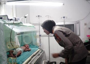 Kapolres Sukabumi Kota, AKBP Rita Cek Kondisi Bayi Baru Lahir yang Ditemukan Warga