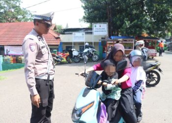 Kendarai Sepeda Listrik di Jalan Raya, Ibu-ibu di Sukabumi Ditegur Polisi