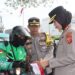 Semarak HUT RI ke-80, Kapolres Sukabumi Kota Pasangkan Bendera di Mobil Warga