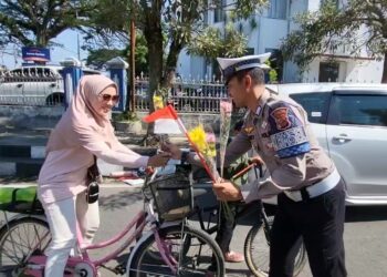 Aksi Polantas di Kota Sukabumi, Bagikan Buket Bunga di Detik-detik Proklamasi