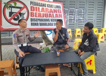 Bripka Samsu Rizal Terapkan Program “Polantas Menyapa” dengan Cara Unik di Mobil SIM Keliling Polres Sukabumi Kota