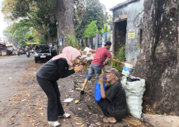 Tebar Kebaikan di Jum’at Berkah, Sat Reskrim Polres Sukabumi Kota Bagi-bagi Beras