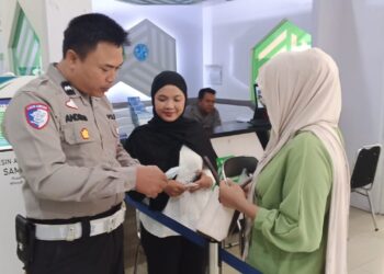 Lewat “Polantas Menyapa”, Sat Lantas Polres Sukabumi Kota Edukasi Warga dengan Senyum
