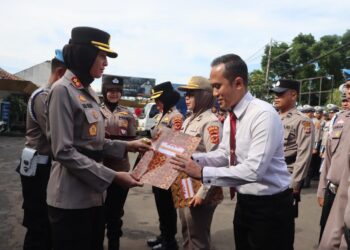 Puluhan Polisi di Sukabumi Diganjar Penghargaan Kapolres, Dua Polisi Terima Pangkat Pengabdian
