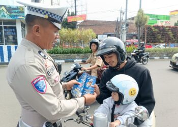 Hari Ketiga Operasi Zebra Lodaya, Sat Lantas Polres Sukabumi Kota Bagikan Brosur Kamseltibcarlantas