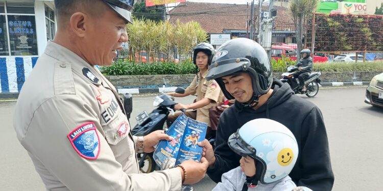 Hari Ketiga Operasi Zebra Lodaya, Sat Lantas Polres Sukabumi Kota Bagikan Brosur Kamseltibcarlantas