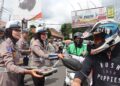 Gebyar Operasi Zebra Lodaya 2025, Polantas di Sukabumi Bagi-bagi Helm, Cokelat, Bunga, dan Makan Siang