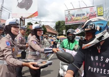 Gebyar Operasi Zebra Lodaya 2025, Polantas di Sukabumi Bagi-bagi Helm, Cokelat, Bunga, dan Makan Siang