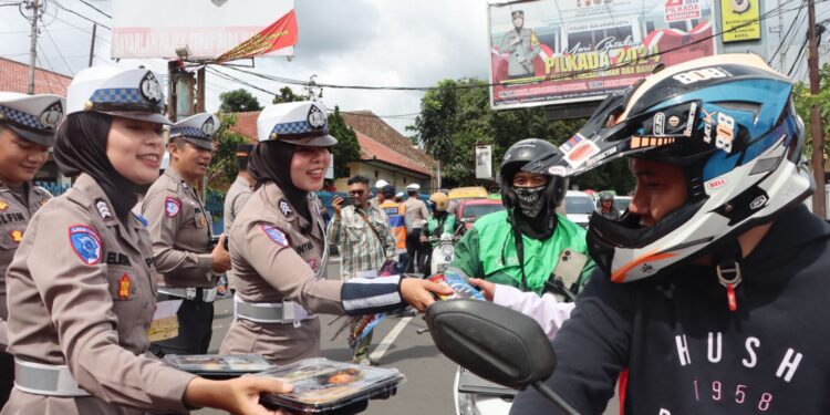 Gebyar Operasi Zebra Lodaya 2025, Polantas di Sukabumi Bagi-bagi Helm, Cokelat, Bunga, dan Makan Siang