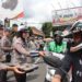 Gebyar Operasi Zebra Lodaya 2025, Polantas di Sukabumi Bagi-bagi Helm, Cokelat, Bunga, dan Makan Siang