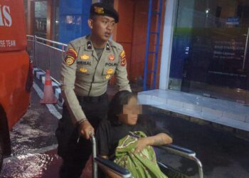 Respon Aduan Warga, Polisi di Sukabumi Evakuasi Bumil yang Hendak Melahirkan