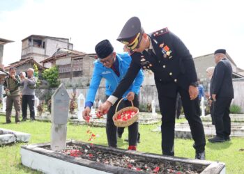 Peringati HPN 2025, Wakapolres Kompol Fajri Anbiya Ziarah ke TMP