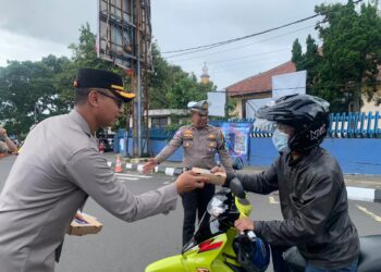 Hari Kelima Ops Zebra, Polantas di Sukabumi Edukasi Keselamatan dan Bagi Makan Siang