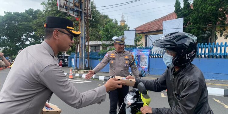 Hari Kelima Ops Zebra, Polantas di Sukabumi Edukasi Keselamatan dan Bagi Makan Siang