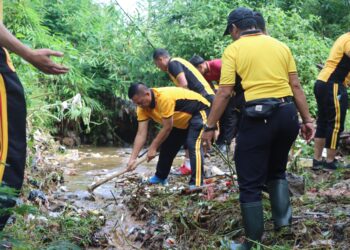Puluhan Polisi di Sukabumi Kerja Bakti, Bersihkan Sungai Terdampak Longsor