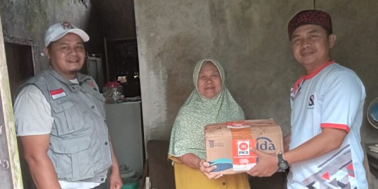 Rumah Roboh Diterjang Hujan Angin, Lansia di Lembursitu Sukabumi Terima Uluran Tangan PKS