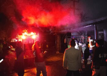 Kolaborasi Damkar Polsek Cireunghas Sukabumi, Sigap Tangani Kebakaran Kios Mie ayam