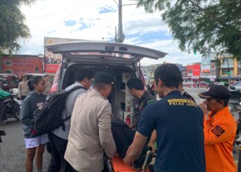 Sigap! Petugas Ops Lilin Lodaya di Sukabumi Tangani Warga yang Pingsan