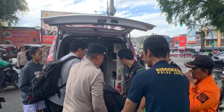 Sigap! Petugas Ops Lilin Lodaya di Sukabumi Tangani Warga yang Pingsan