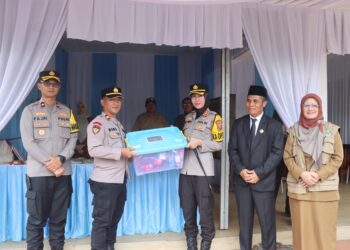 Kapolres Sukabumi Kota Serahkan Bantuan untuk Petugas Pos Pam Nataru