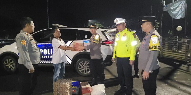 Polres Sukabumi Kota Salurkan Bantuan Sembako untuk Korban Banjir Cireunghas