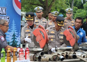 Polres Sukabumi Kota Musnahkan 2.216 Botol Miras dan 1.490 Knalpot Brong Jelang Tahun Baru