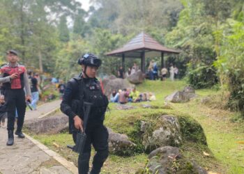Libur Tahun Baru, Polisi dan Brimob Pantau Obyek Wisata di Sukabumi