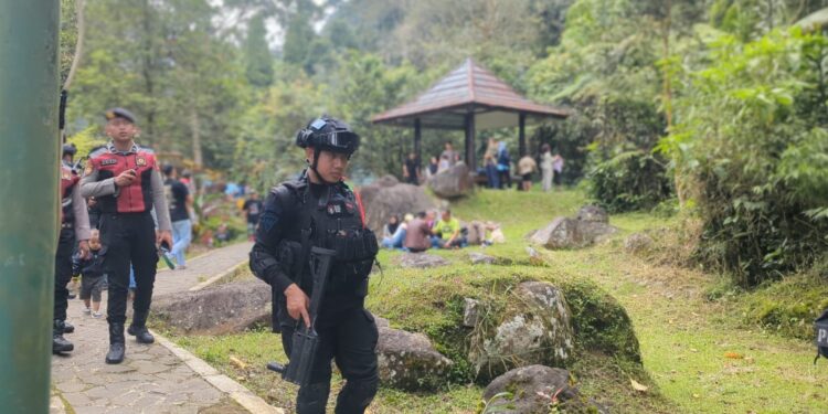Libur Tahun Baru, Polisi dan Brimob Pantau Obyek Wisata di Sukabumi