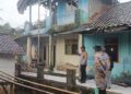 Polsek Cisaat Sukabumi Tinjau Rumah Lansia Roboh Akibat Diterpa Hujan Seharian
