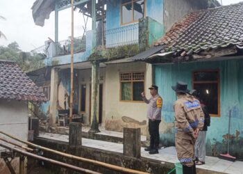Polsek Cisaat Sukabumi Tinjau Rumah Lansia Roboh Akibat Diterpa Hujan Seharian