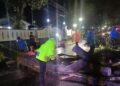 Petugas Gabungan Evakuasi Pohon Tumbang di Rumdin Kasecapa Lemdiklat Polri Sukabumi
