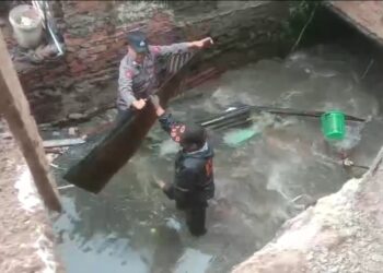 Bareng BPBD, Polsek Warudoyong Sukabumi Evakuasi Bangunan Ambruk Diterjang Longsor