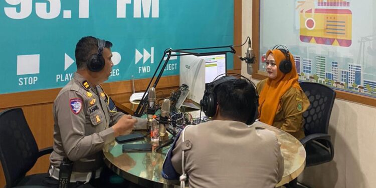 On Air di Radio, Polisi di Sukabumi Gaungkan Keselamatan Lalu Lintas
