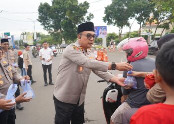 Kapolres Sukabumi Kota AKBP Sentot Bagi-bagi Takjil Jelang Buka Puasa