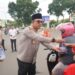 Kapolres Sukabumi Kota AKBP Sentot Bagi-bagi Takjil Jelang Buka Puasa