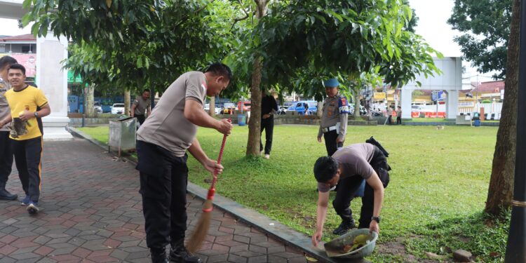 Ramadan PRIMA, Polisi Sukabumi Bersih-bersih Masjid Agung