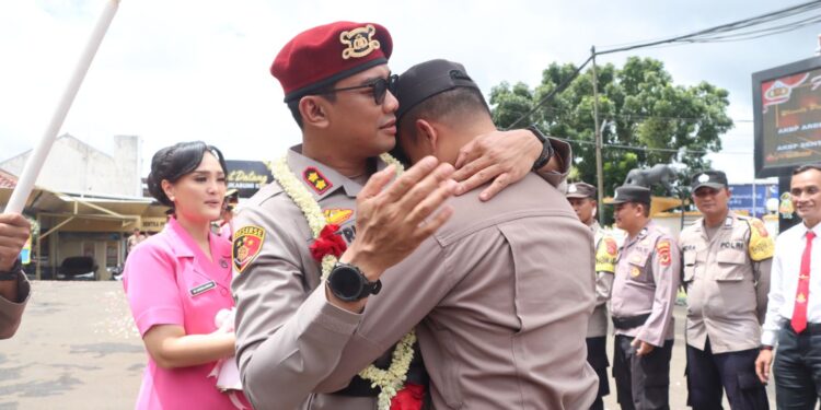 Aksi Humanis Viral, Brigadir Abdurahim Dapat Hadiah Umroh dari AKBP Ardian Satrio Utomo