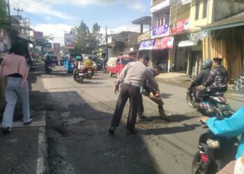 Cegah Laka Lantas, Polisi dan Warga di Sukabumi Gotong Royong Tambal Jalan Berlubang